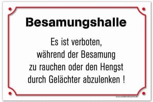 Ein Schild mit der Aufschrift Stallschild Stalltafel „Hufe auskratzen“ (Kopie) auf Deutsch.