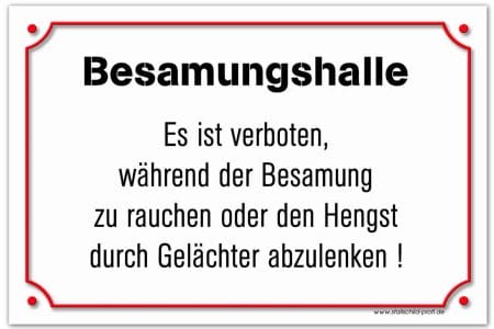 Ein Schild mit der Aufschrift Stallschild Stalltafel „Hufe auskratzen“ (Kopie) auf Deutsch.