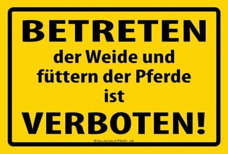 Ein gelbes Schild mit der Aufschrift Weideschild Pferd „Weide betreten verboten“.
