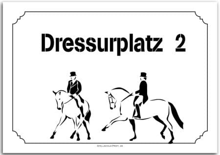Ein Schwarz-Weiß-Bild eines Turniers | Schild Abreiteplatz Springen (Kopie) mit zwei Personen auf Pferden.