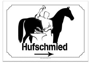 Ein Schwarz-Weiß-Bild eines Pferdes mit dem Wort Turnier | Hufschmied rechts.