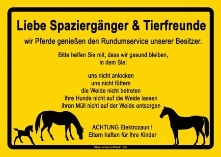Ein gelbes Schild mit einem Weideschild Pferd „Liebe Spaziergänger“ und zwei Pferden.