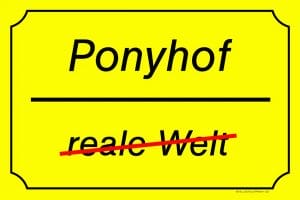 Ein gelbes Schild mit der Aufschrift Stallschild Stalltafel „Ponyhof“.