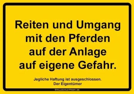 Ein gelbes Schild mit der Aufschrift „Stallschild Stalltafel „Reiten und Umgang“.