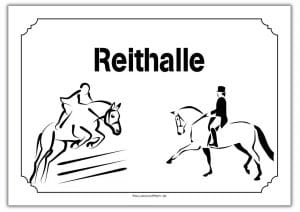 Ein Schwarz-Weiß-Bild eines Turniers | Reithalle und Reiter.