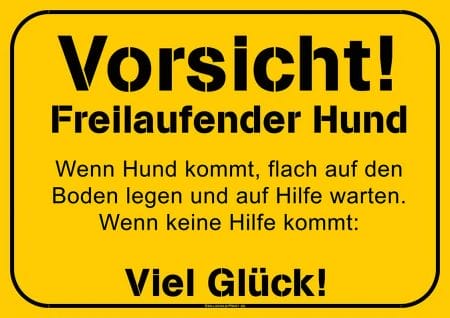 Ein gelbes Schild mit der Aufschrift Hundeschild | Freilaufender Hund – Viel Glück.