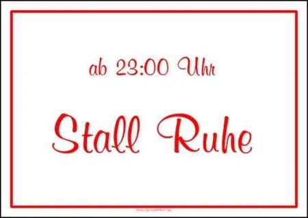 Ein weiß-roter Rahmen mit der Aufschrift Stallschild Stalltafel „Stallruhe ab …“.