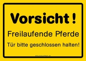 Ein gelbes Schild mit schwarzem Hintergrund und der Aufschrift Weideschild Pferd „Vorsicht freilaufende Pferde“.
