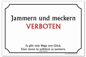 Ein Schild mit der Aufschrift „Stallschild Stalltafel“ „Jammern und Meckern“ verboten.